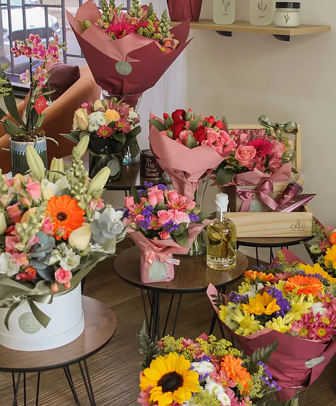 Arranjos de flores coloridas para ocasiões especiais