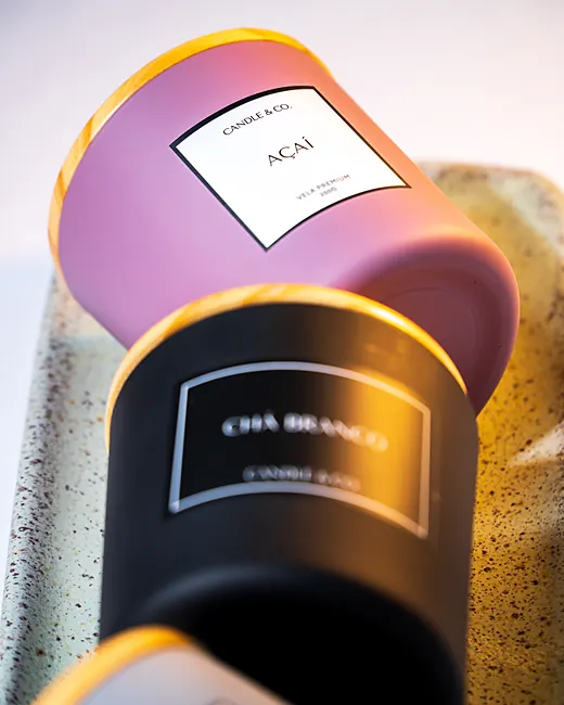 Detalhe de velas aromáticas selecionadas pela Orlú